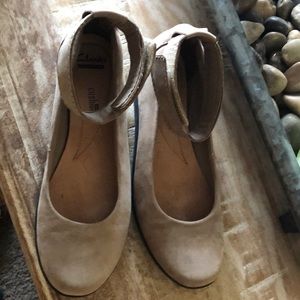 **Never Worn*** 7.5 Clark’s Nubuck Letter